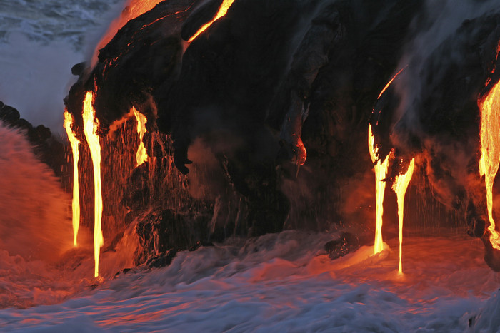 火山爆发熔浆灾害摄影图