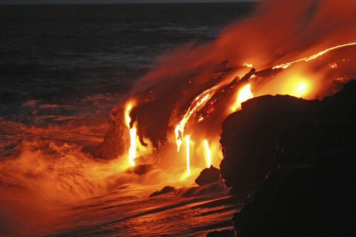 火山熔浆熔流摄影图