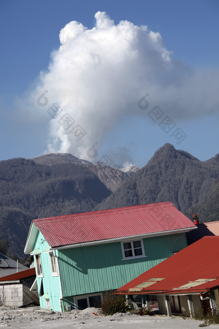 火山喷雾房子摄影插图