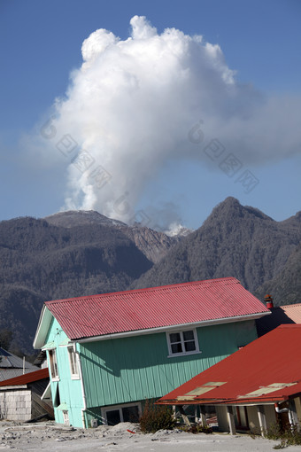 火山喷雾房子摄影插图