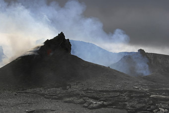 火山岩火山迸发摄影插图