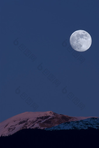 山峰上的月亮摄影插图