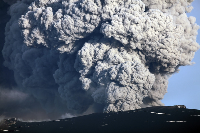 火山喷发巨大浓烟摄影图