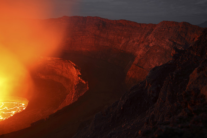 火山口熔浆摄影插图