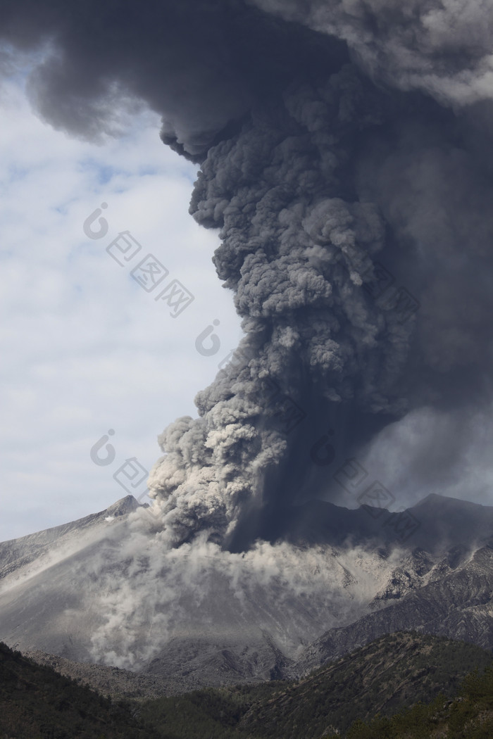 火山活跃爆发摄影插图