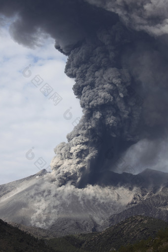 火山活跃爆发摄影插图