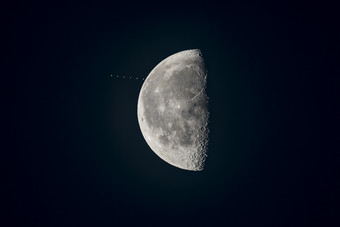 天空中的半个月球