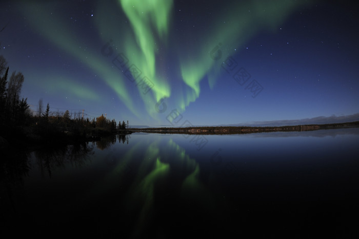 极光湖泊夜景风景插图