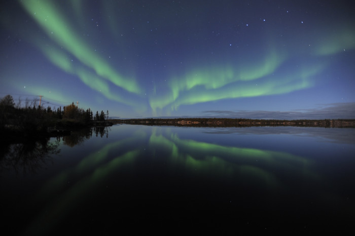 极光湖泊夜景插图