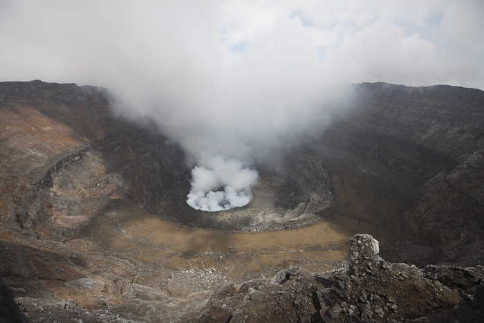 火山口烟雾摄影图