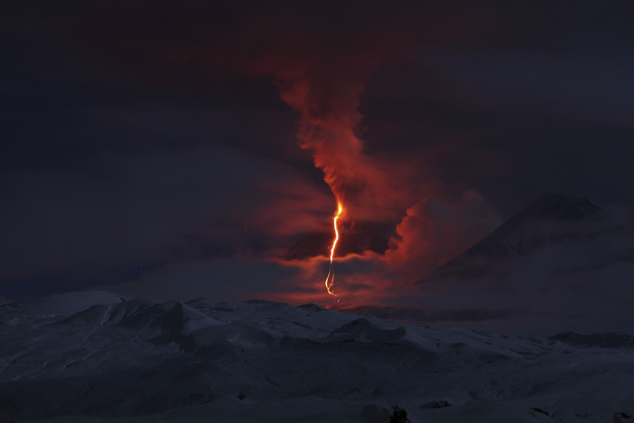 火山口喷发摄影插图