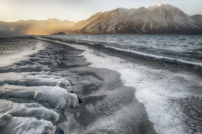 海滨雪山风景插图