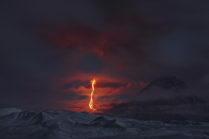 夜晚火山喷发摄影插图