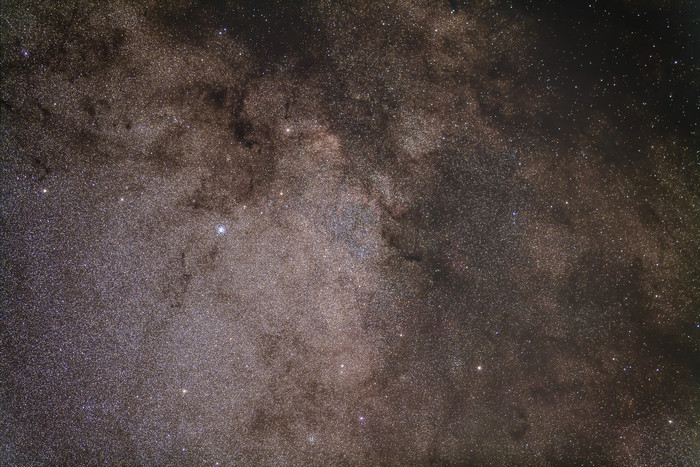 银河宇宙中的一些云彩和星星