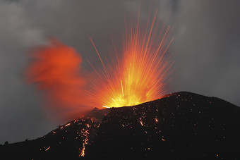 火山口<strong>喷发岩浆</strong>摄影插图