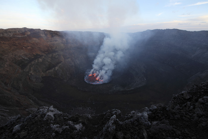 火山熔浆烟雾摄影插图