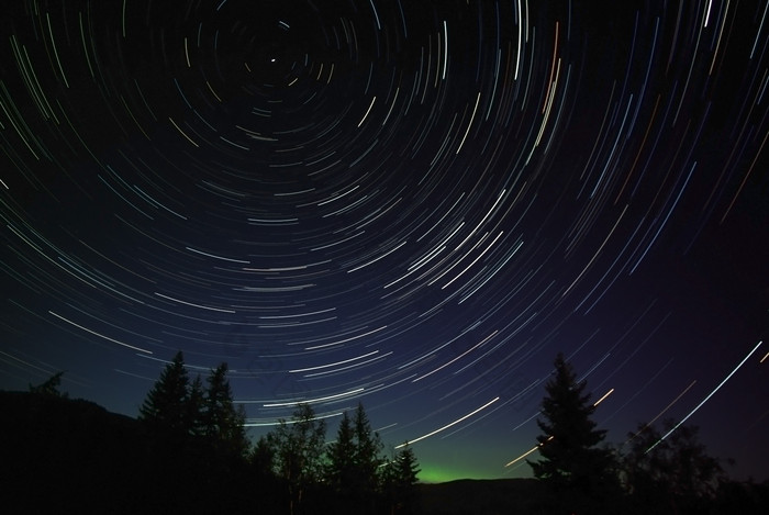 夜晚极光和星星风景图