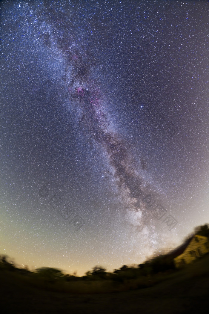 蓝色天空中的夜晚风景