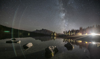 河边夜景风景插图