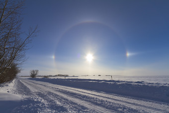 蓝色天空中的太阳和雪景