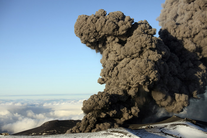 成层火山爆发摄影插图