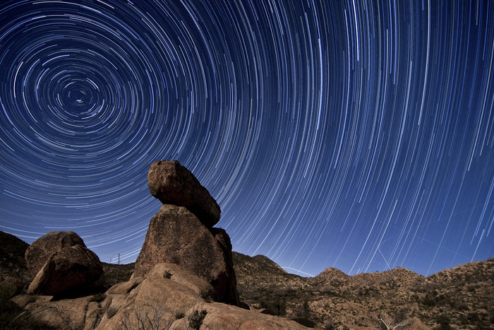 岩石星空夜景摄影插图