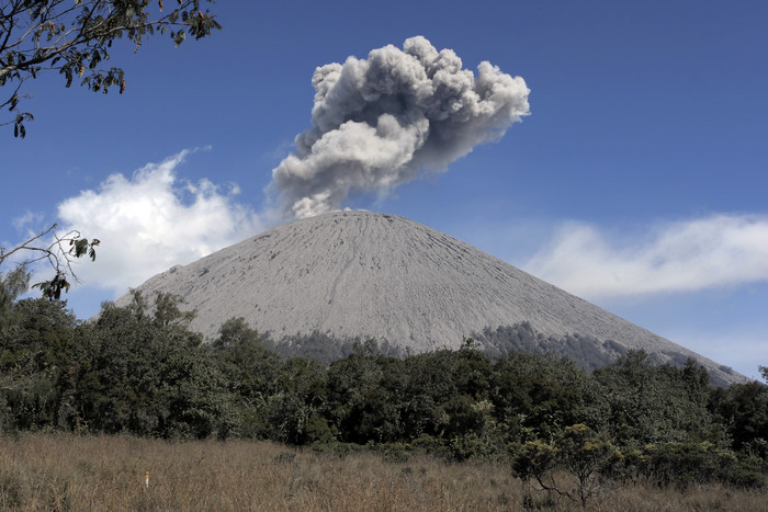 火山迸发烟雾风景摄影图
