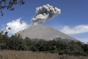 火山迸发烟雾风景摄影图