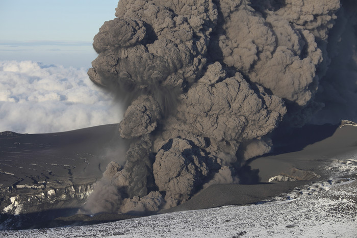 埃亚菲亚德拉火山爆发摄影插图
