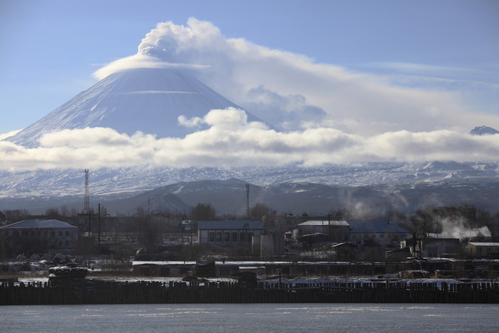 云层火山风景插图