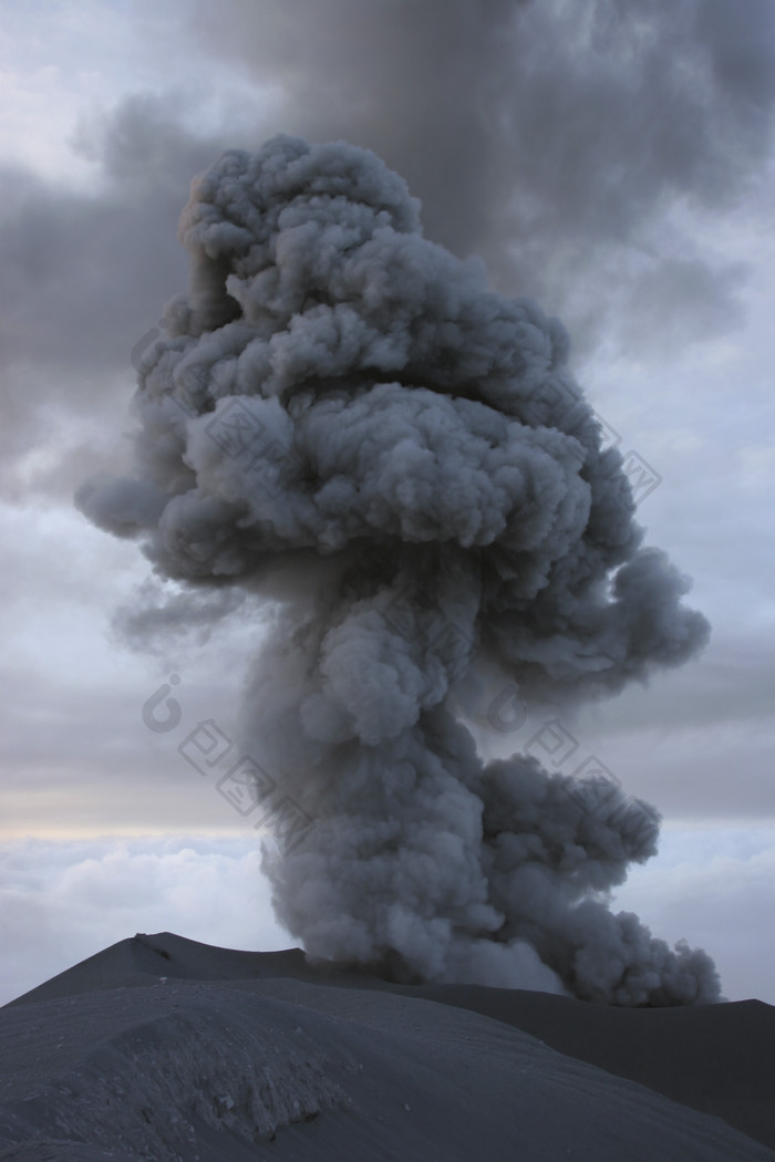 火山喷发烟雾灾害摄影图