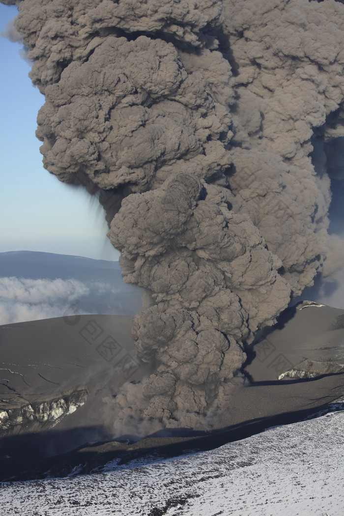 火山爆炸喷发摄影插图