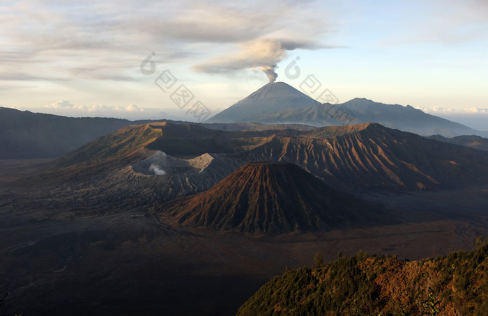 火山山峰风景插图