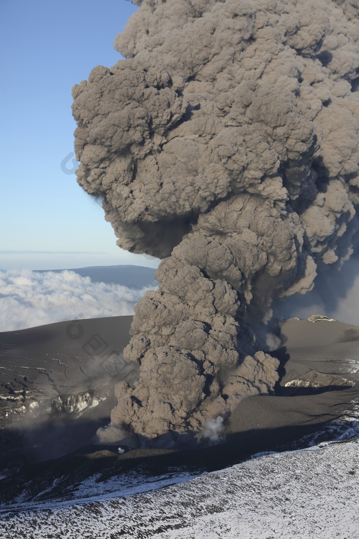 火山口喷发烟雾摄影插图