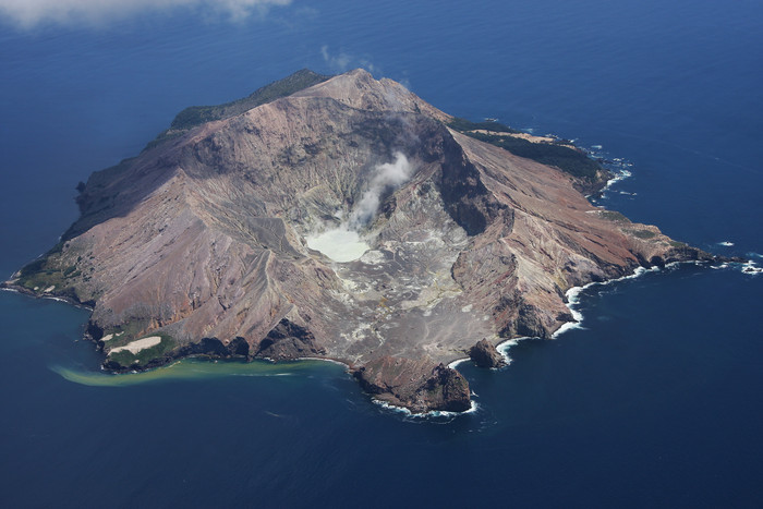 海中火山岛屿摄影插图