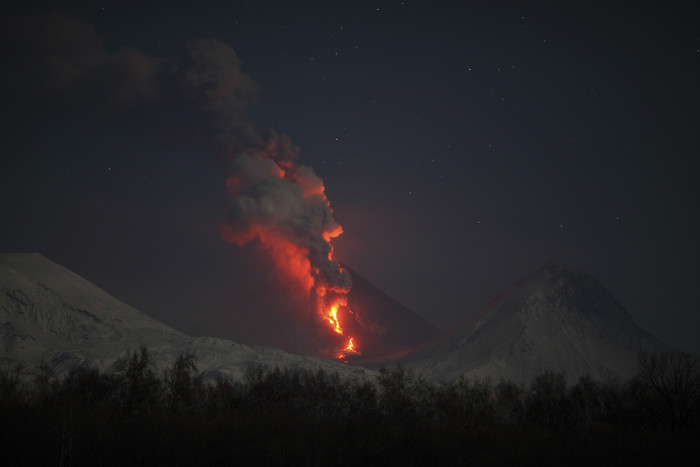 夜晚火山喷发风景摄影插图