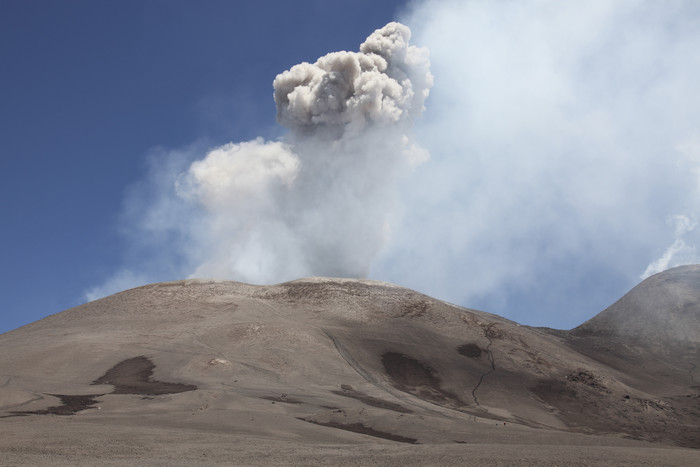 成层火山风景插图