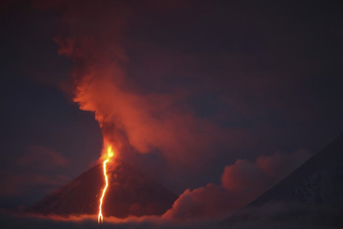 黑夜的火山摄影插图