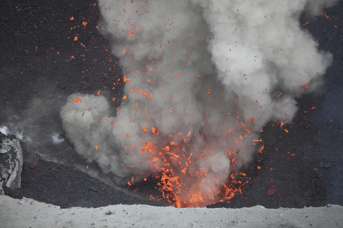 火山喷发熔岩插图