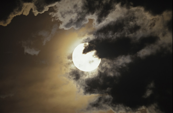 被云层遮住的月亮
