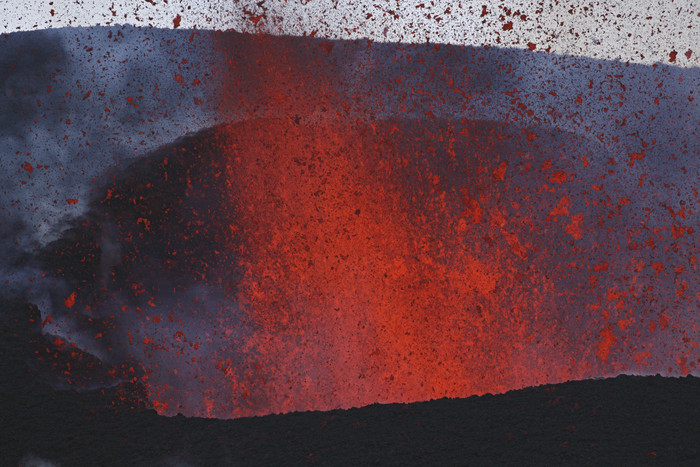 火山岩喷发摄影插图