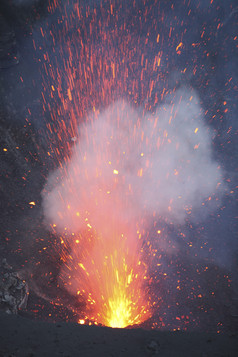 火山口喷发爆炸摄影图