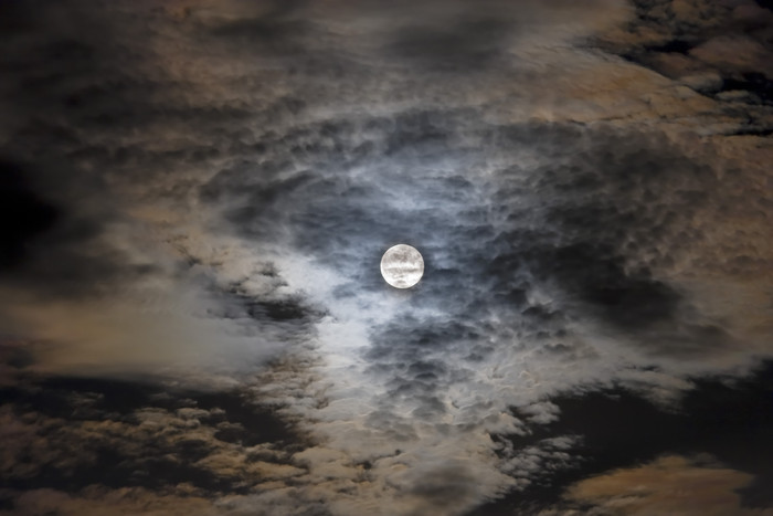 云层遮住的月亮