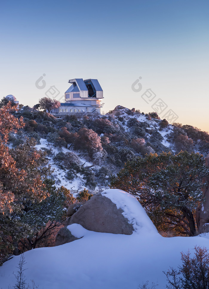 建筑物雪景摄影插图