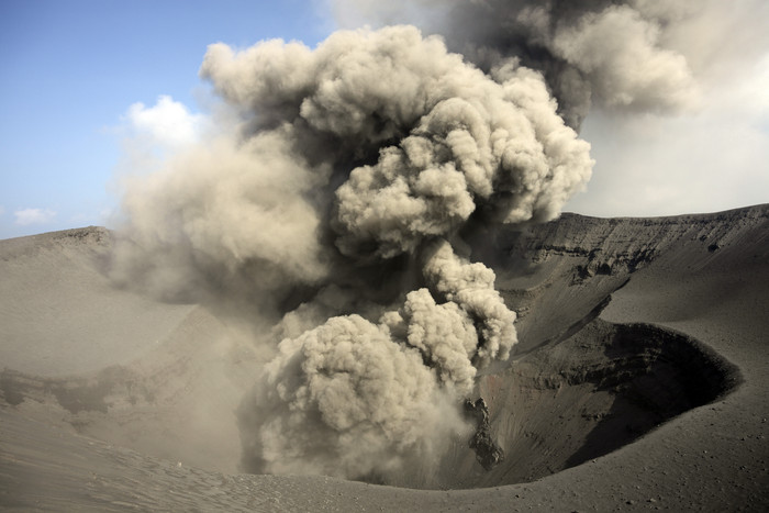 火山口喷发烟雾摄影图