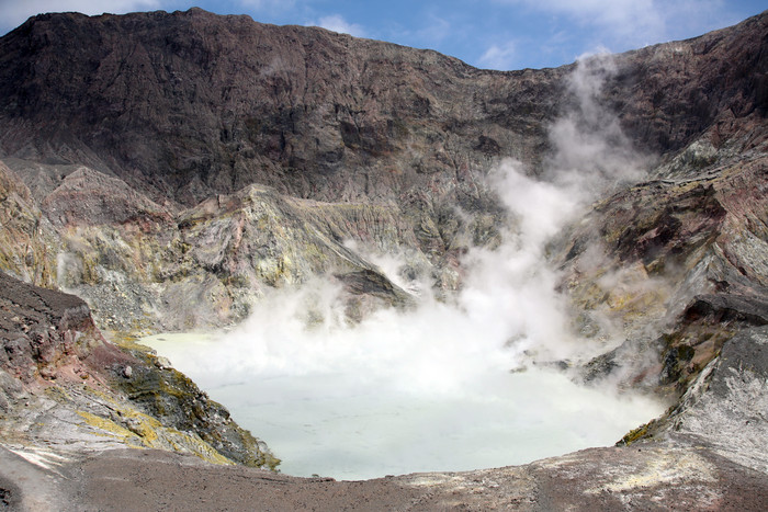 自然火山湖泊风景摄影图