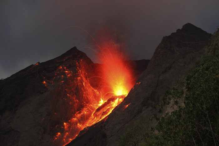 火山迸发熔岩摄影风景插图