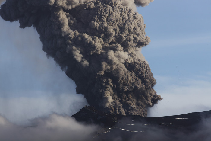 火山口爆发灾害摄影插图