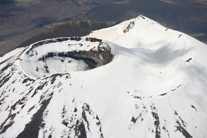 火山口湖泊风景摄影插图