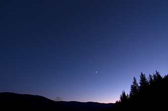 夜晚的<strong>天空</strong>风景图插图